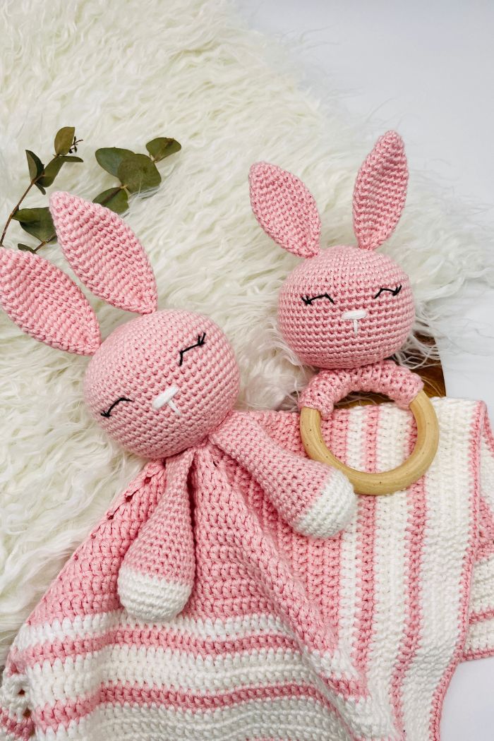 Free sleepy bunny crochet rattle pattern, free Amigurumi bunny rattle by Cuddly Stitches Craft